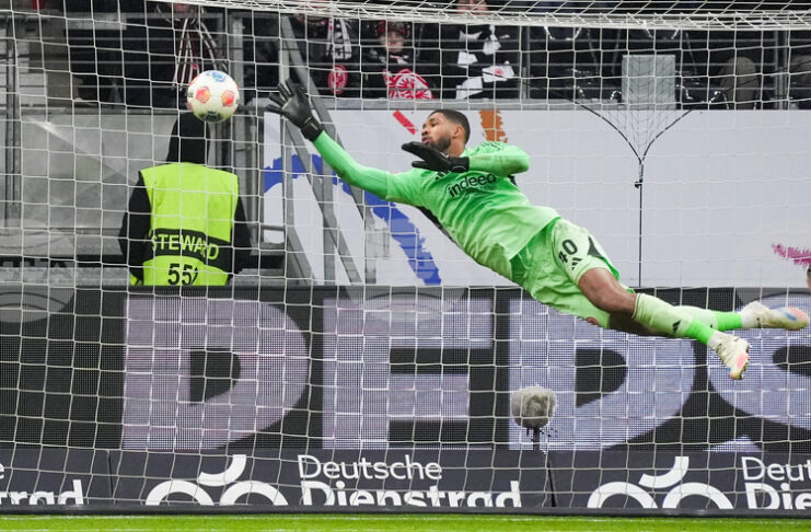 Вратарят на Айнтрахт Франкфурт Кауа Сантос. ще отсъства от терена няколко седмици заради контузия