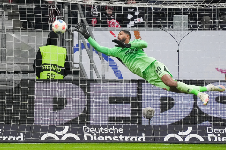 Вратарят на Айнтрахт Франкфурт Кауа Сантос. ще отсъства от терена няколко седмици заради контузия