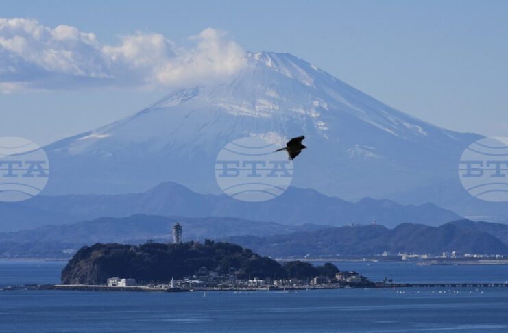Япония пусна специален влак за разглеждане на планината Фуджи