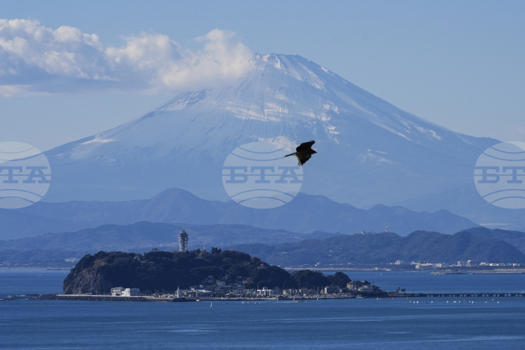 Япония пусна специален влак за разглеждане на планината Фуджи