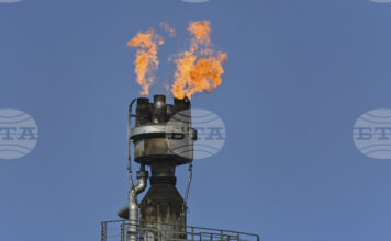 Японското правителство обмисля "намеса на пазара на петролни фючърси", предаде Ройтерс