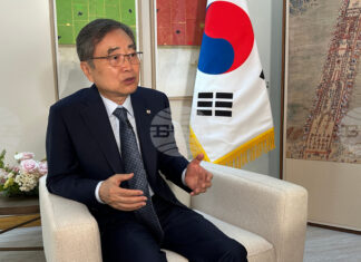 Южнокорейският външен министър призовава Иран да гарантира безопасността на корабите в Ормузкия проток