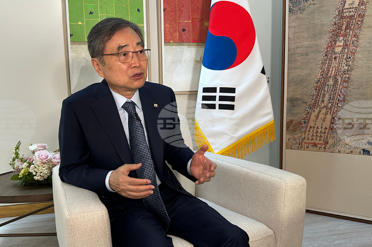 Южнокорейският външен министър призовава Иран да гарантира безопасността на корабите в Ормузкия проток