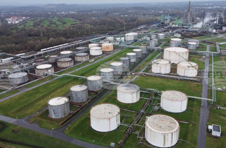 Започва освобождаването на договорените над 400 млн. барела петролни резерви на страните от МАЕ, съобщи организацията