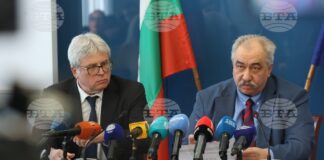 Заместник-министърът на здравеопазването Владимир Афенлиев (вдясно) и заместник-министър на финансите Станимир Михайлов