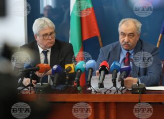 Заместник-министърът на здравеопазването Владимир Афенлиев (вдясно) и заместник-министър на финансите Станимир Михайлов