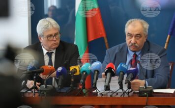 Абсурд в здравеопазването: болници са купували едни и същи лекарства на цени с разлика няколко пъти Заместник-министърът на здравеопазването Владимир Афенлиев (вдясно) и заместник-министър на финансите Станимир Михайлов