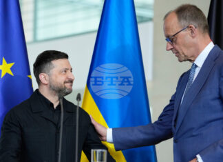 Президентът на Украйна Володимир Зеленски и германският канцлер Фридрих Мерц по време на срещата им в Берлин, 14 април 2026 г