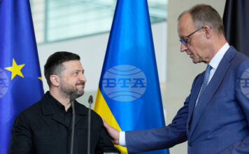 Германия и Украйна сключиха мащабно споразумение за съвместно производство на дронове Президентът на Украйна Володимир Зеленски и германският канцлер Фридрих Мерц по време на срещата им в Берлин, 14 април 2026 г