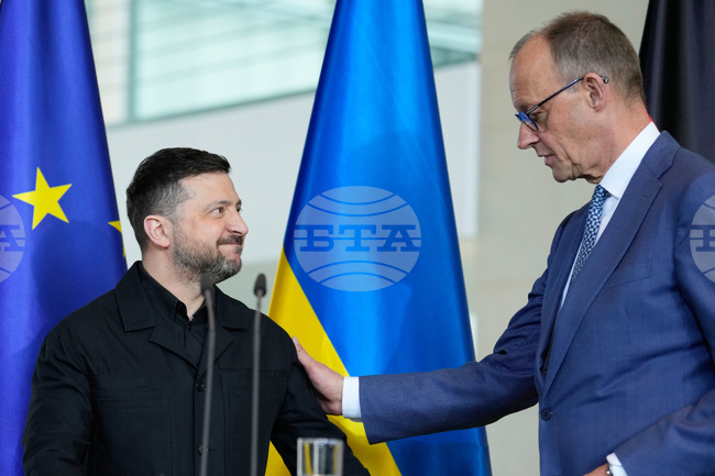Президентът на Украйна Володимир Зеленски и германският канцлер Фридрих Мерц по време на срещата им в Берлин, 14 април 2026 г