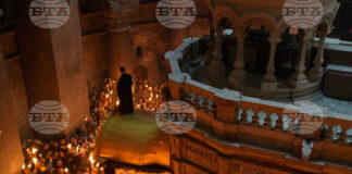 Благодатният огън слезе в храма на Божи гроб в Йерусалим.