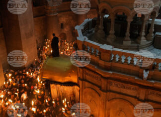 Благодатният огън слезе в храма на Божи гроб в Йерусалим.