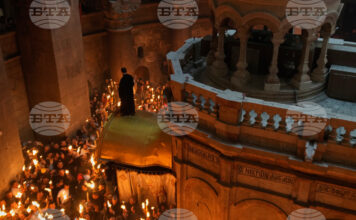 Благодатният огън слезе в храма на Божи гроб в Йерусалим.