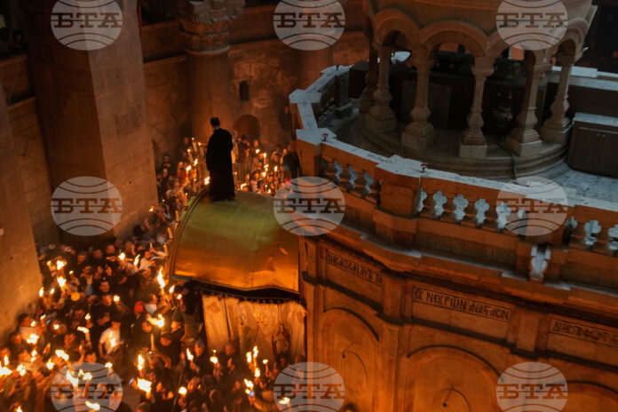 Благодатният огън слезе в храма на Божи гроб в Йерусалим.
