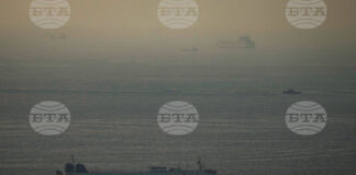 Tежкотоварни кораби преминават през Ормузкия проток.