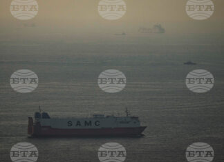 Tежкотоварни кораби преминават през Ормузкия проток.