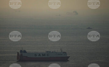 Tежкотоварни кораби преминават през Ормузкия проток.