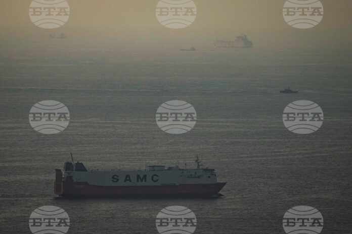 Tежкотоварни кораби преминават през Ормузкия проток.