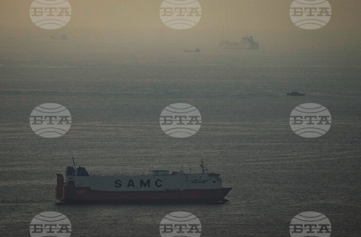 Tежкотоварни кораби преминават през Ормузкия проток.