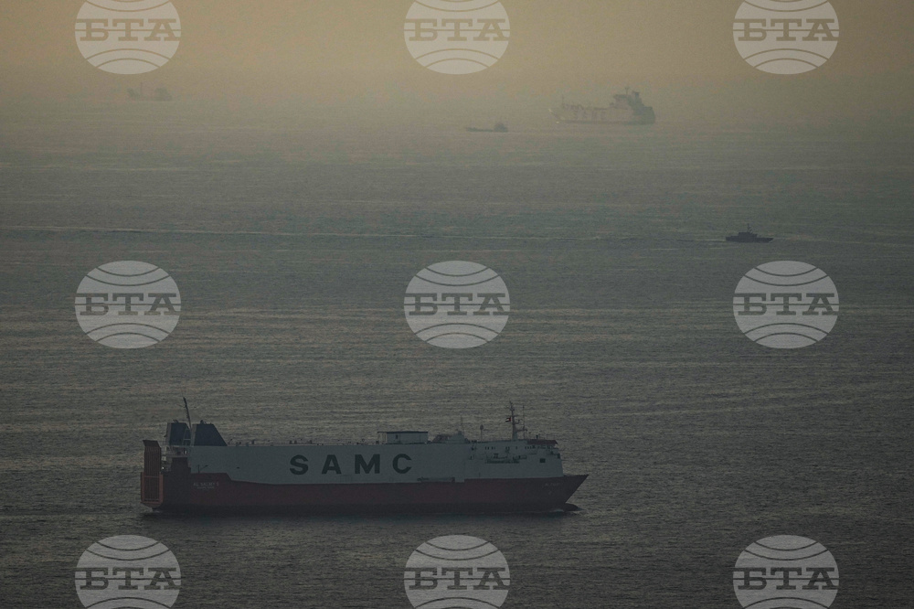 Tежкотоварни кораби преминават през Ормузкия проток.