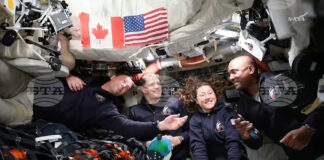 Четиримата астронавти от лунната мисия "Артемис 2" Ред Уайзман (вляво), Джереми Хансен, Кристина Кох и Виктор Глоувър (вдясно).