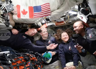 Четиримата астронавти от лунната мисия "Артемис 2" Ред Уайзман (вляво), Джереми Хансен, Кристина Кох и Виктор Глоувър (вдясно).