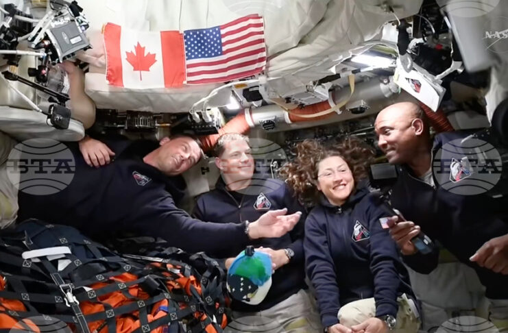 Четиримата астронавти от лунната мисия "Артемис 2" Ред Уайзман (вляво), Джереми Хансен, Кристина Кох и Виктор Глоувър (вдясно).