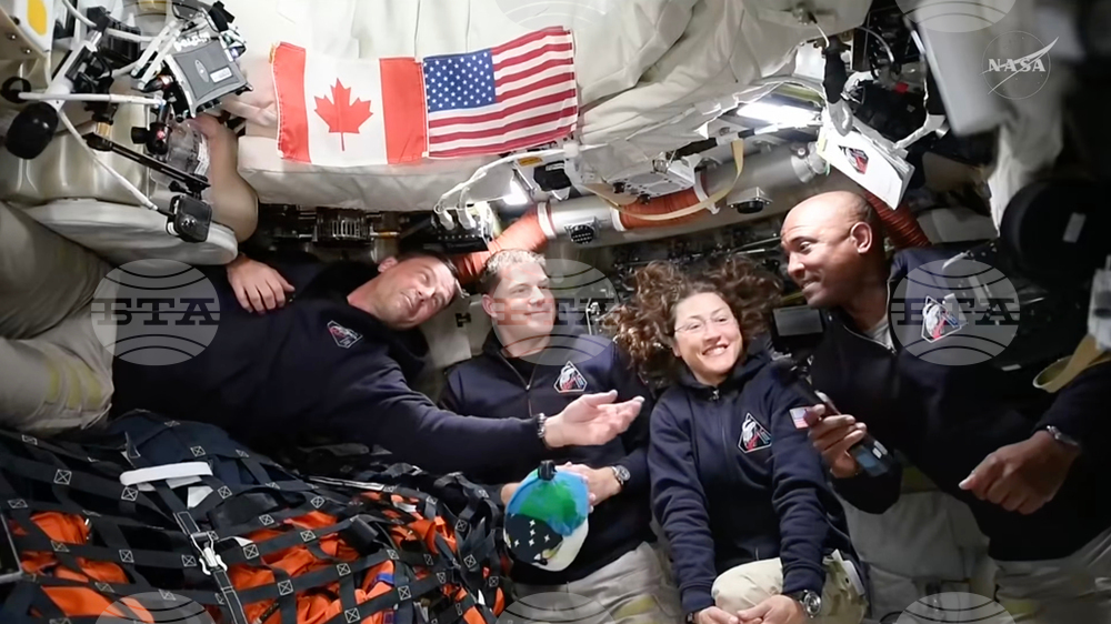 Четиримата астронавти от лунната мисия "Артемис 2" Ред Уайзман (вляво), Джереми Хансен, Кристина Кох и Виктор Глоувър (вдясно). 