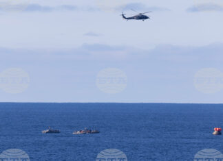 Снимка, предоставена от НАСА, на която се вижда как спасителните екипи се насочват към капсулата "Орион" край бреговете на щата Калифорния (10.04.2026 г.