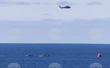 Астронавтите от лунната мисия на НАСА „Артемис 2“ се завърнаха обратно на Земята Снимка, предоставена от НАСА, на която се вижда как спасителните екипи се насочват към капсулата "Орион" край бреговете на щата Калифорния (10.04.2026 г.