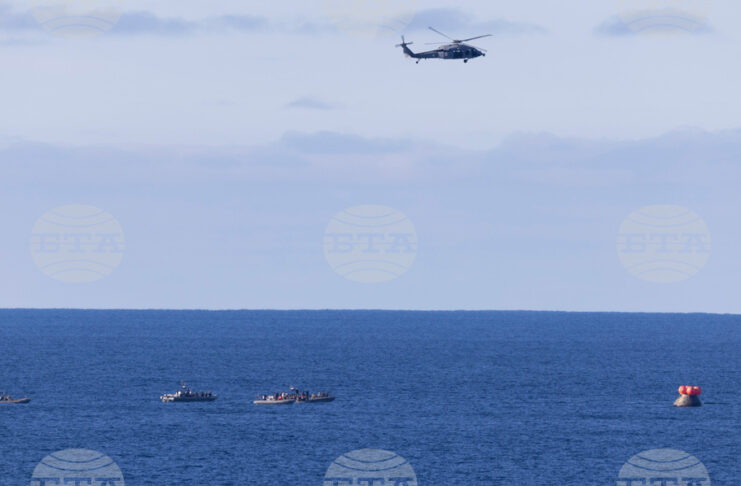 Снимка, предоставена от НАСА, на която се вижда как спасителните екипи се насочват към капсулата "Орион" край бреговете на щата Калифорния (10.04.2026 г.