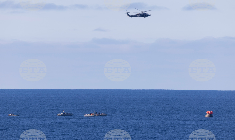 Снимка, предоставена от НАСА, на която се вижда как спасителните екипи се насочват към капсулата "Орион" край бреговете на щата Калифорния (10.04.2026 г.