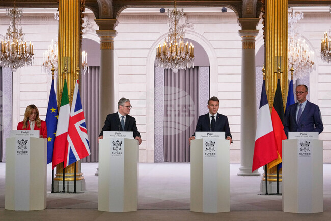 Италианският премиер Джорджа Мелони и германският канцлер Фридрих Мерц, заедно с председателите на конференцията за Ормузкия проток – британския премиер Киър Стармър и френския президент Еманюел Макрон.