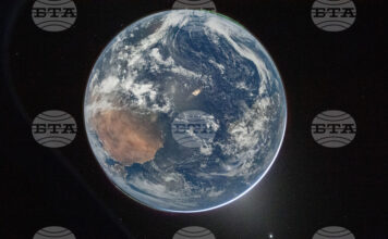 Луната отново ни зове: Мисия „Артемис 2“ в действие (ОБЗОР) Земята, снимана от "Орион"