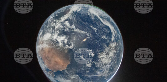 Земята, снимана от "Орион"