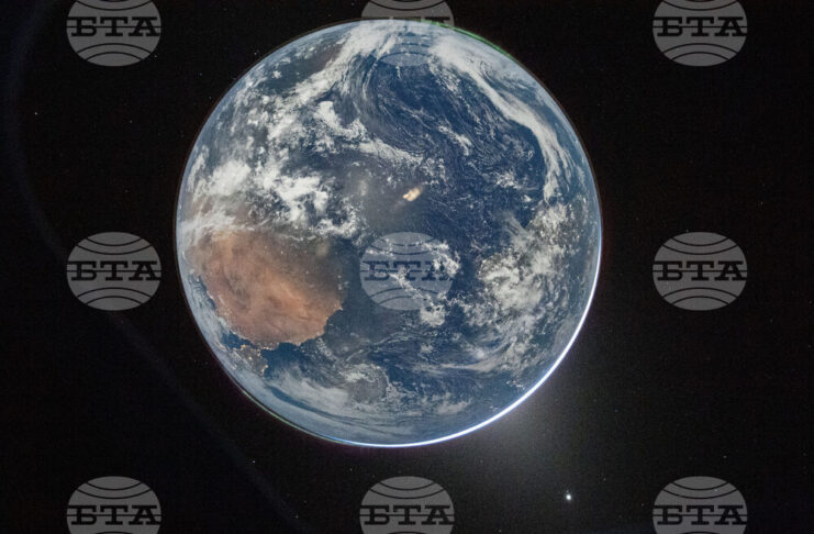 Земята, снимана от "Орион"