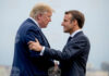 Президентът на САЩ Доналд Тръмп (вляво) и френският му колега Еманюел Макрон се поздравяват по време на срещата на върха на Г-7 в Биариц, Франция, 24 август 2019 г.