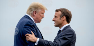 Президентът на САЩ Доналд Тръмп (вляво) и френският му колега Еманюел Макрон се поздравяват по време на срещата на върха на Г-7 в Биариц, Франция, 24 август 2019 г.