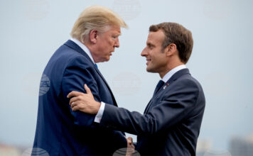 Президентът на САЩ Доналд Тръмп (вляво) и френският му колега Еманюел Макрон се поздравяват по време на срещата на върха на Г-7 в Биариц, Франция, 24 август 2019 г.