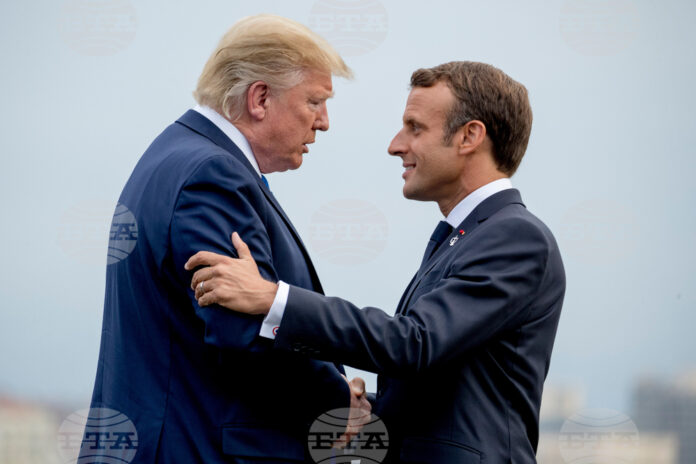 Президентът на САЩ Доналд Тръмп (вляво) и френският му колега Еманюел Макрон се поздравяват по време на срещата на върха на Г-7 в Биариц, Франция, 24 август 2019 г.