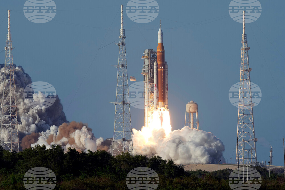 Лунната ракета на мисията „Артемис 2“ на НАСА излита  от Космическия център „Кенеди“ в Кейп Канаверал в щата Флорида. 