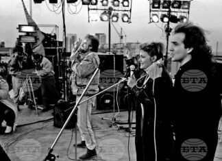 София (2 май 1990) „Спешен случай" на концерт на стадион „Академик" . Кирил Ампов е вдясно.