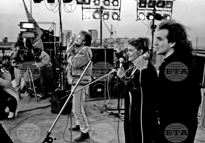 София (2 май 1990) „Спешен случай" на концерт на стадион „Академик" . Кирил Ампов е вдясно.