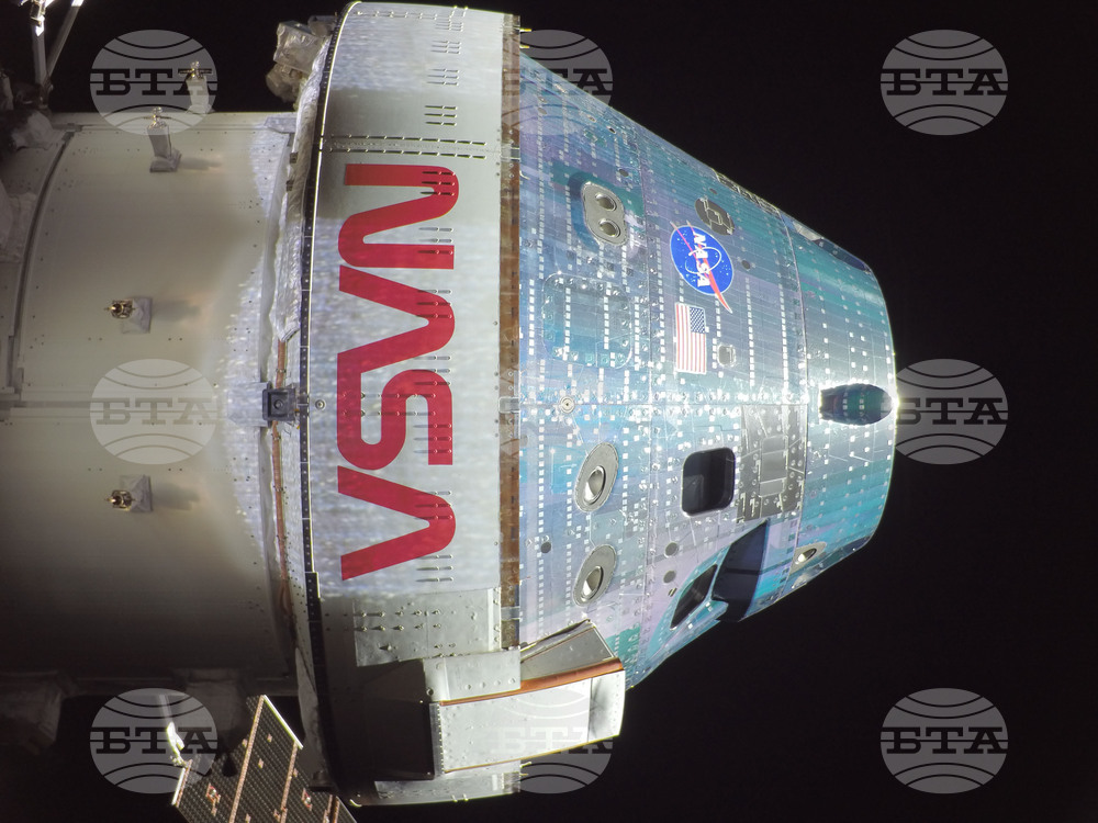 Космическият кораб "Орион" от мисията "Артемис 2" по пътя си към Луната.