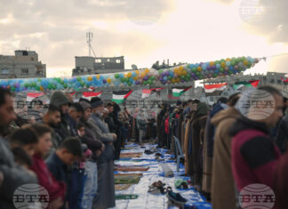 Палестински мюсюлмани се молят по повод празника Ид ал-Фитр сред развалините на разрушени сгради в Джабалия, ивицата Газа. 20 март 2026 г.