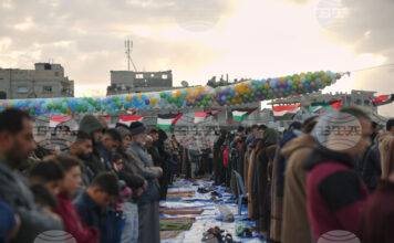 Палестински мюсюлмани се молят по повод празника Ид ал-Фитр сред развалините на разрушени сгради в Джабалия, ивицата Газа. 20 март 2026 г.