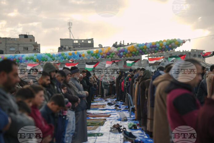 Палестински мюсюлмани се молят по повод празника Ид ал-Фитр сред развалините на разрушени сгради в Джабалия, ивицата Газа. 20 март 2026 г.