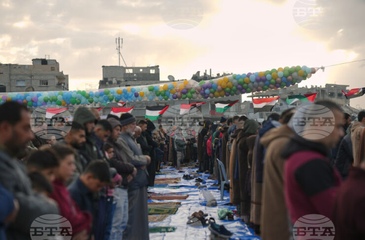 Палестински мюсюлмани се молят по повод празника Ид ал-Фитр сред развалините на разрушени сгради в Джабалия, ивицата Газа. 20 март 2026 г.