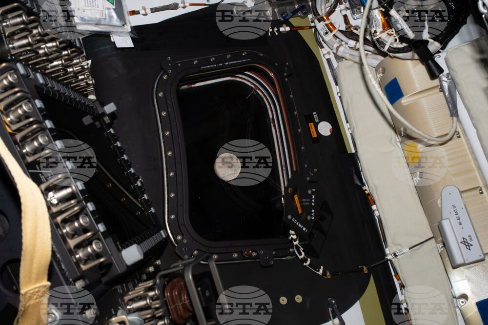 Луната през прозореца на "Орион". Снимка: NASA via AP.