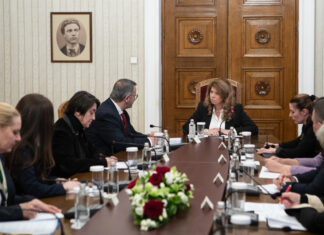 президентът Илияна Йотова на среща със служебния министър на земеделието и храните Иван Христанов и неговия екип.